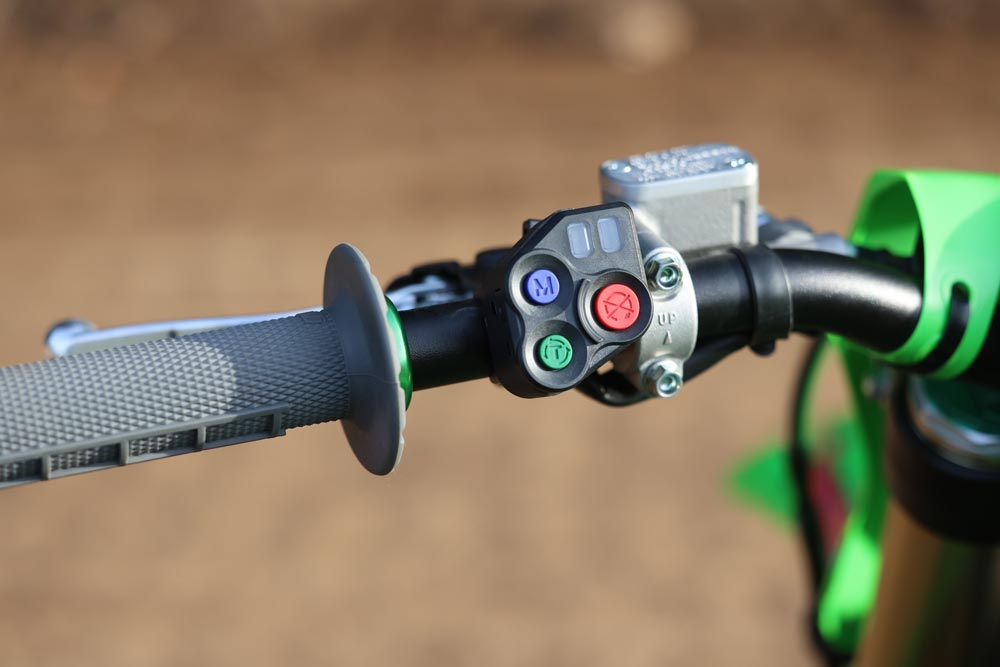 2025 Kawasaki KX250 handlebar controls